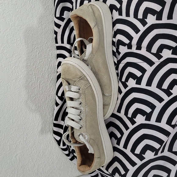 Womans size 6.5 shoe Ugg sneakers beige tan lace up - Picture 3 of 6